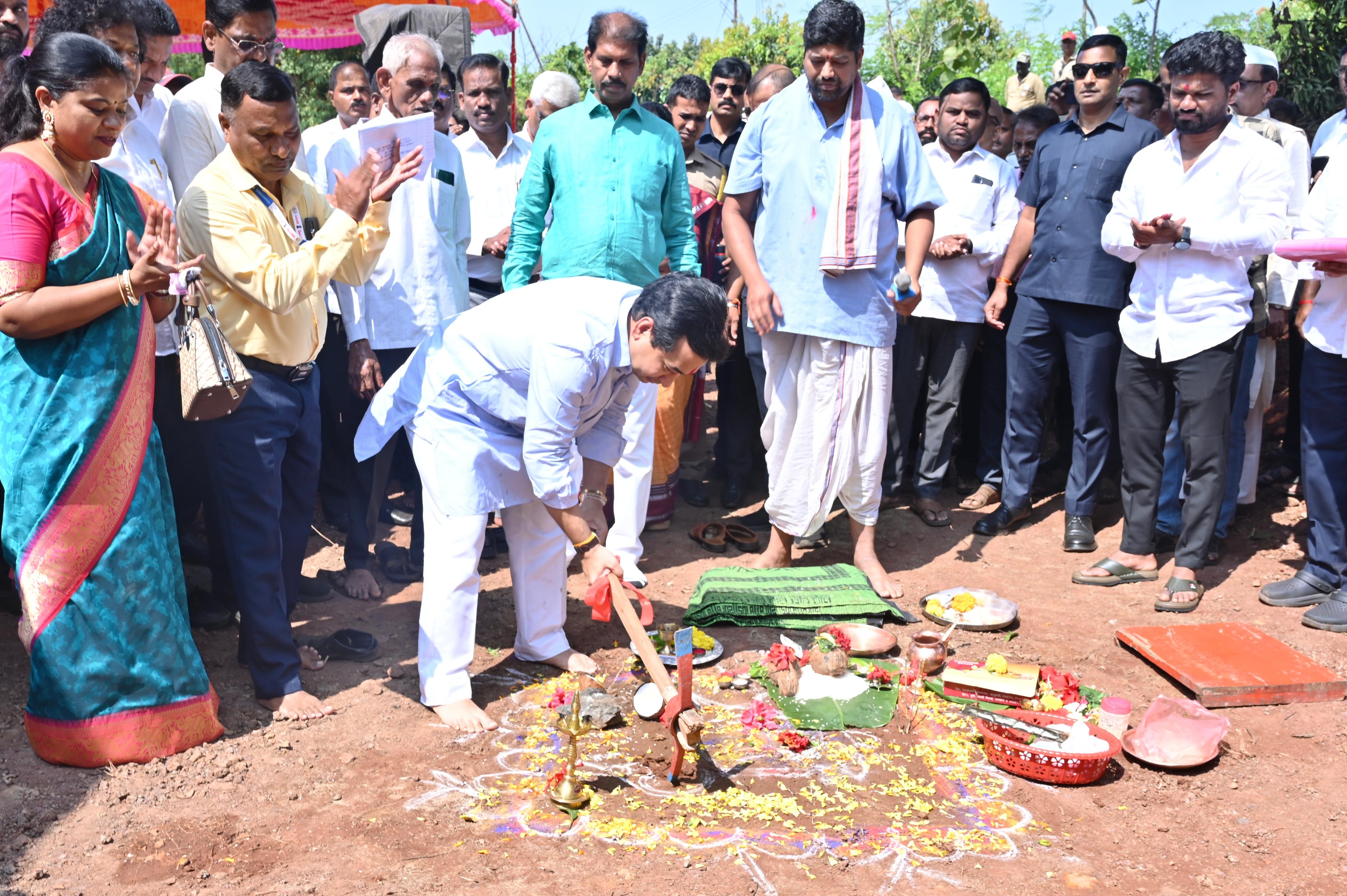 पालकमंत्री ना. नितेश राणे यांच्याहस्ते हेत येथे कविवर्य पद्मश्री नारायण सुर्वे यांच्या स्मारकाचे भूमिपूजन