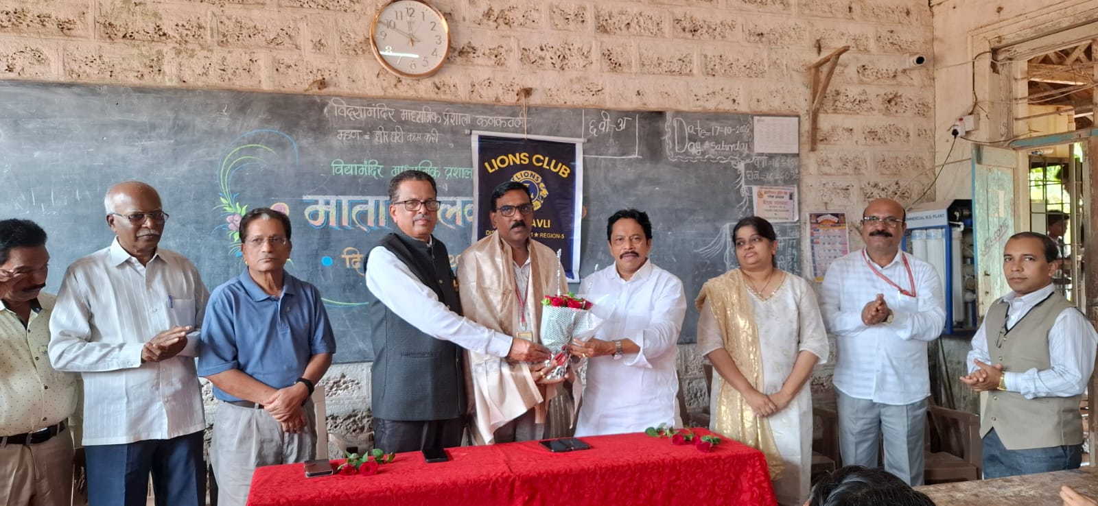 विद्यामंदिर माध्यमिक प्रशालेचे मुख्याध्यापक श्री पि . जे कांबळे सर यांना लायन्स क्लब ऑफ कणकवली संस्थेने आदर्श शिक्षक पुरस्काराने सन्मानित