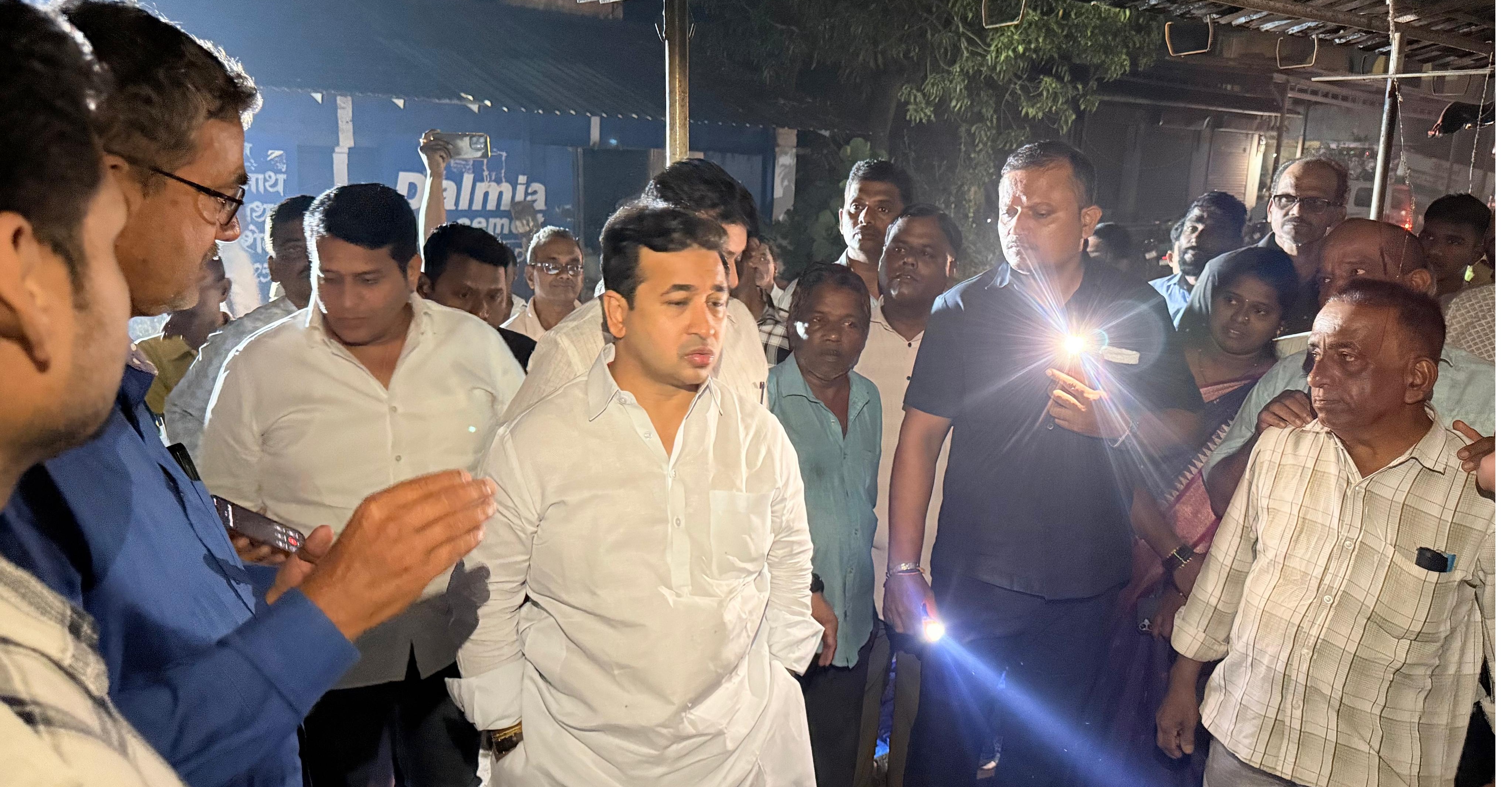 शेर्लेत पालकमंत्री ना. नितेश राणे यांच्याकडून जळीत दुकानाची पाहणी