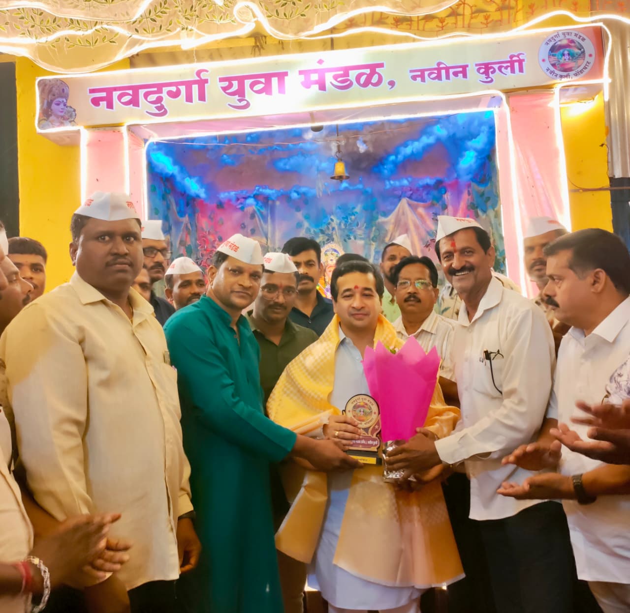 पालकमंत्री नितेश राणे यांनी घेतले नवीन कुर्ली येथे दुर्गादेवीचे दर्शन