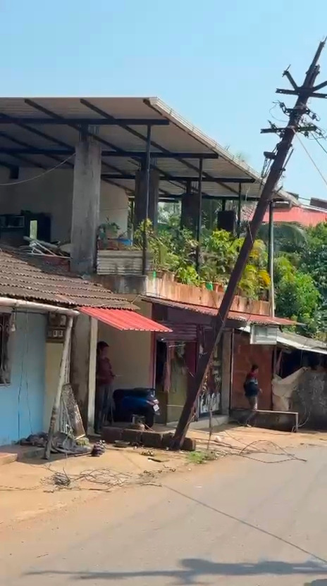 कलमठ गावातील जीर्ण विद्युत पोल बदलले
