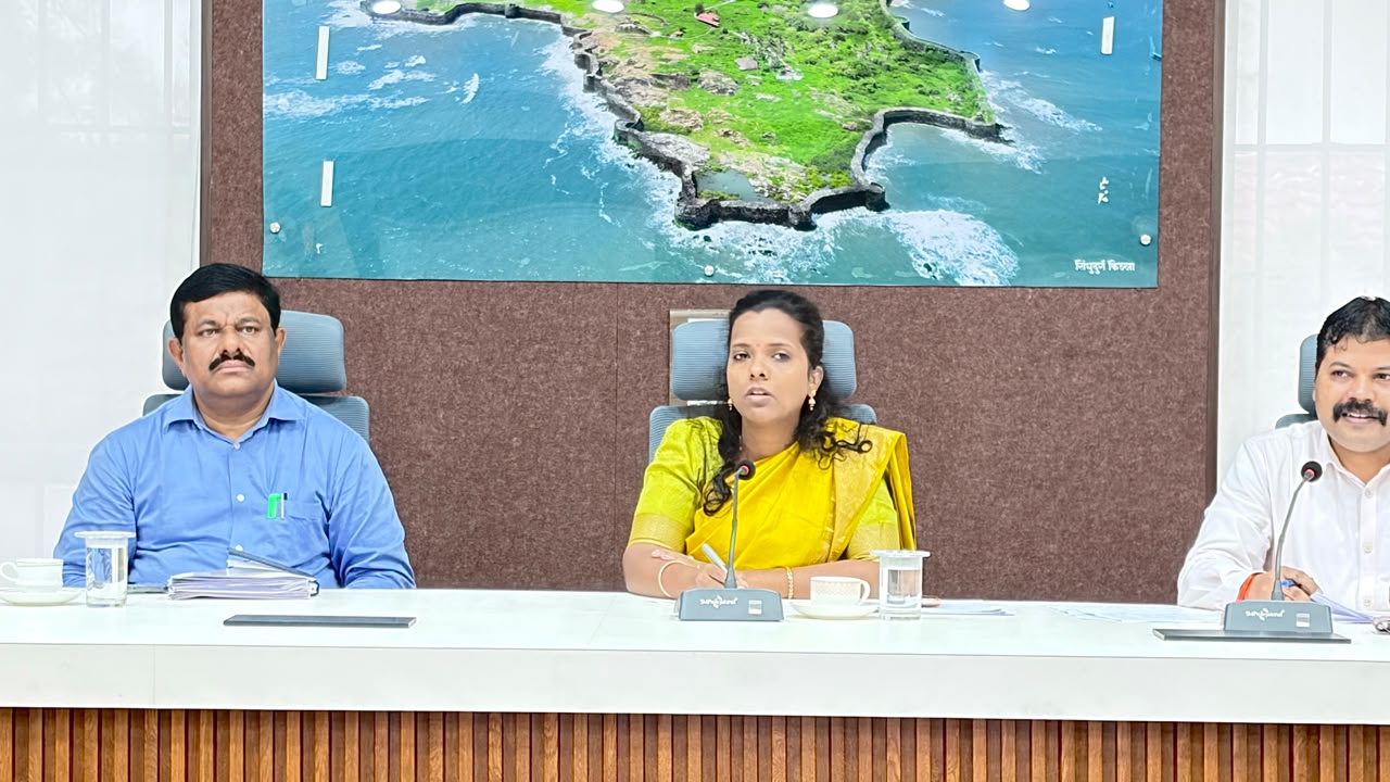 विशेष सखोल पुनरीक्षण कार्यक्रमासह विविध योजनांचा जिल्हाधिकारी तृप्ती धोडमिसे यांनी घेतला आढावा